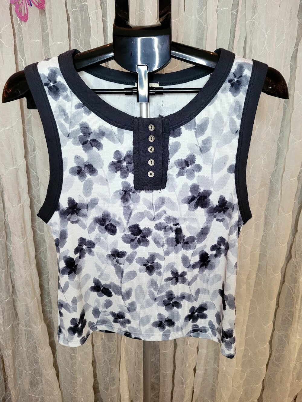 POL Shades of Gray Floral Henley Scoop Neck Tank Top L Raw Edge Boutique L